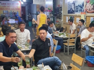 khách hàng đến quán