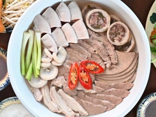 Quán Lòng Hà Nội: Gặp Gỡ Những Người Con Xa Quê - Thưởng Thức & Trải Nghiệm